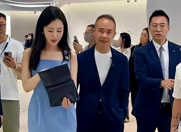 万科巨亏千亿高管失联，七十五岁王石境遇凄凉，难道真是报应？