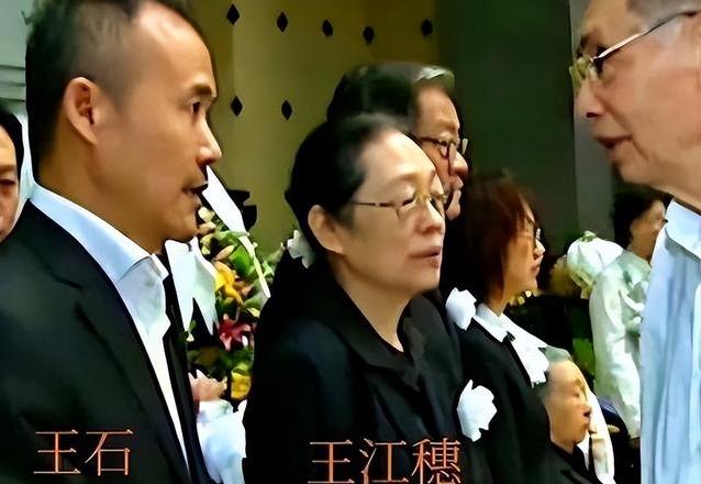 万科巨亏千亿高管失联，七十五岁王石境遇凄凉，难道真是报应？