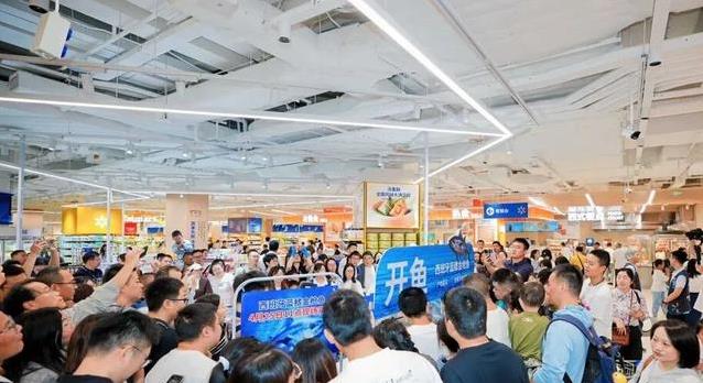 沃尔玛成都首店焕新开业，年内百店升级如何破解大卖场生存难题？