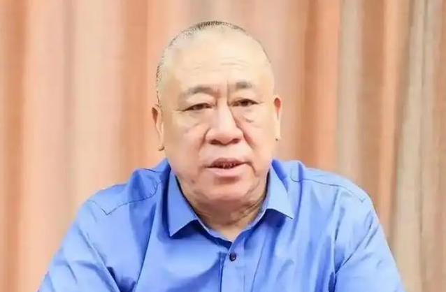 年会现场怒怼财务加发两万现金，崔培军这个老板为什么这么爱给钱