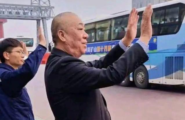 年会现场怒怼财务加发两万现金，崔培军这个老板为什么这么爱给钱