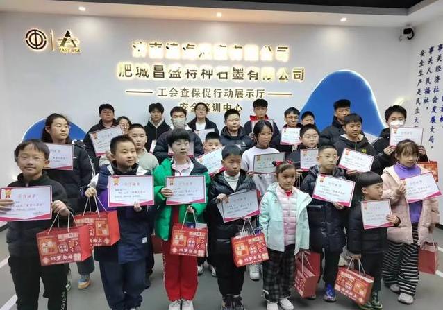 员工亲身一试就后怕，高空坠落模拟让老工人彻底改了安全习惯？