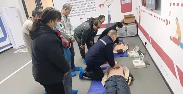 员工亲身一试就后怕，高空坠落模拟让老工人彻底改了安全习惯？