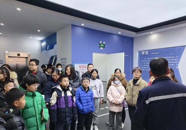 员工亲身一试就后怕，高空坠落模拟让老工人彻底改了安全习惯？